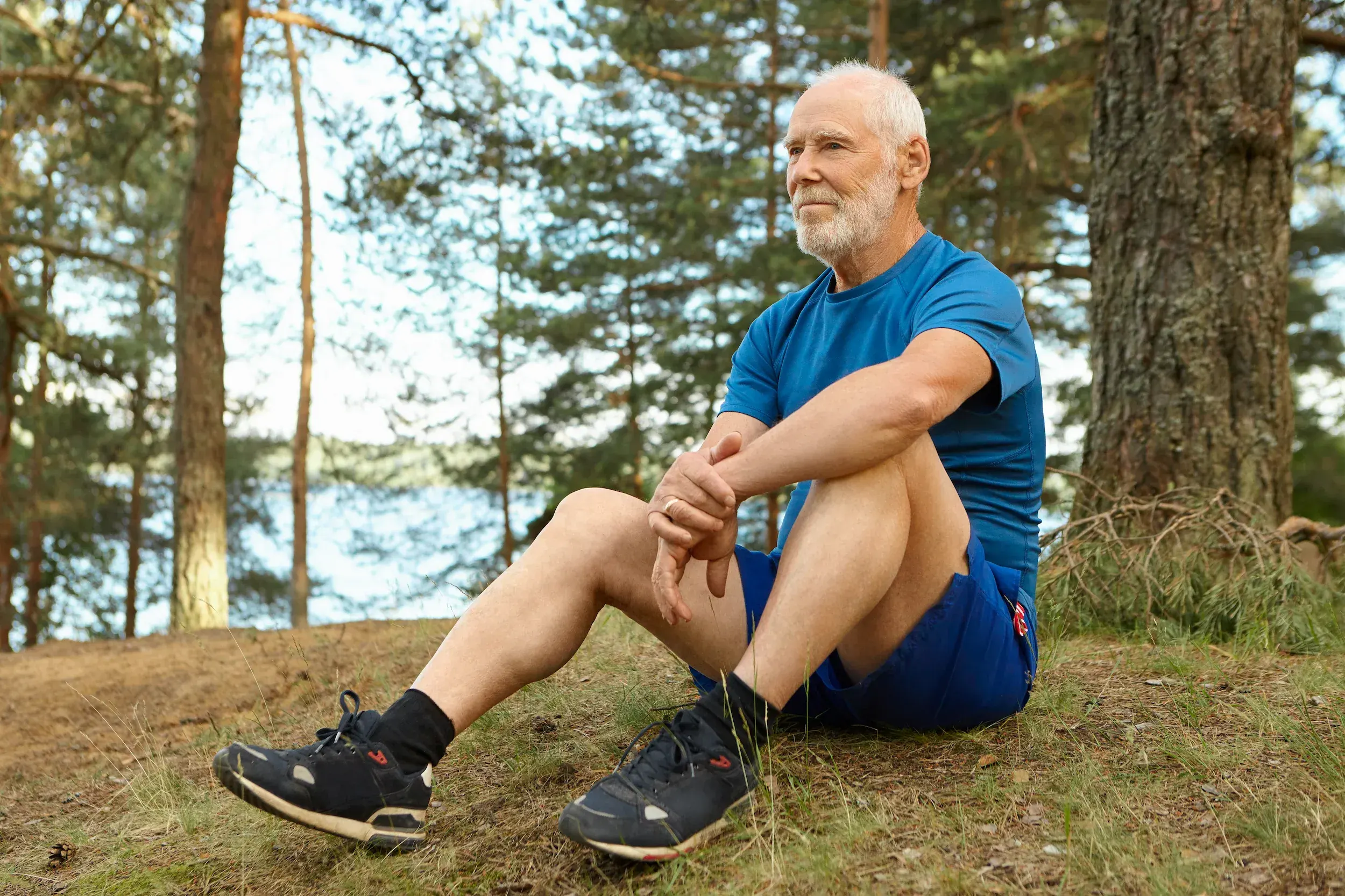 Dr. Leo Chen evaluating a patient with knee arthritis