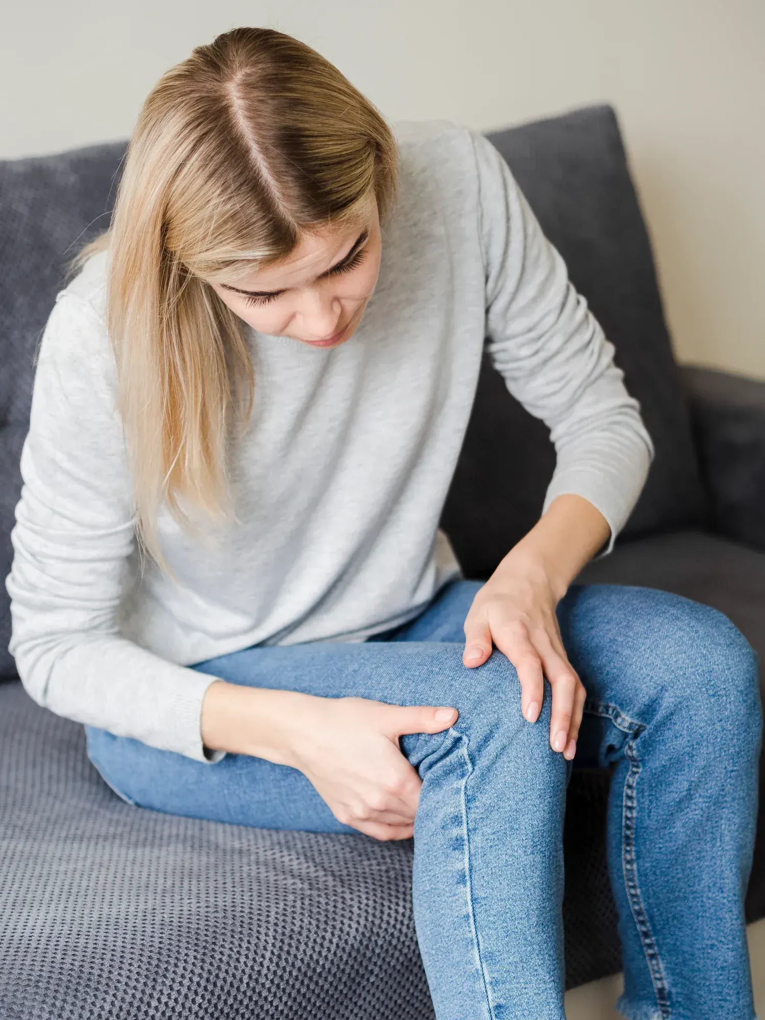 Patient discussing knee pain with orthopedic surgeon